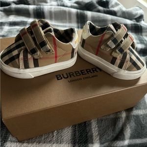 Burberry infant shoe